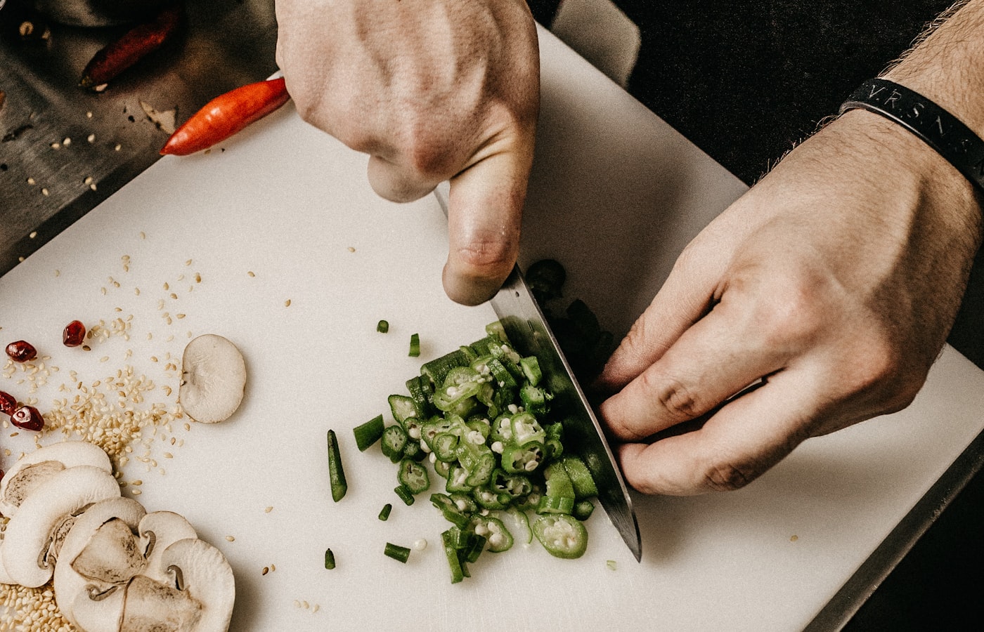 Manos del cocinero terminando un plato