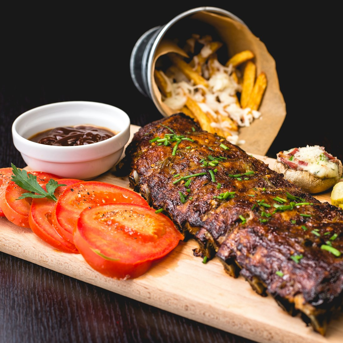 Costillar sobre tabla de madera