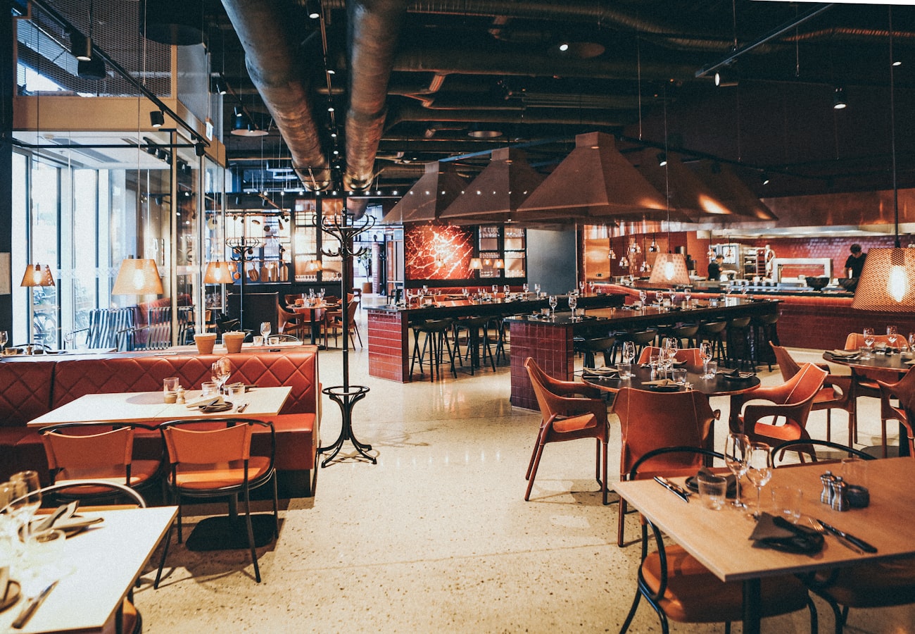 Sala del restaurante con luz cálida sobre las mesas