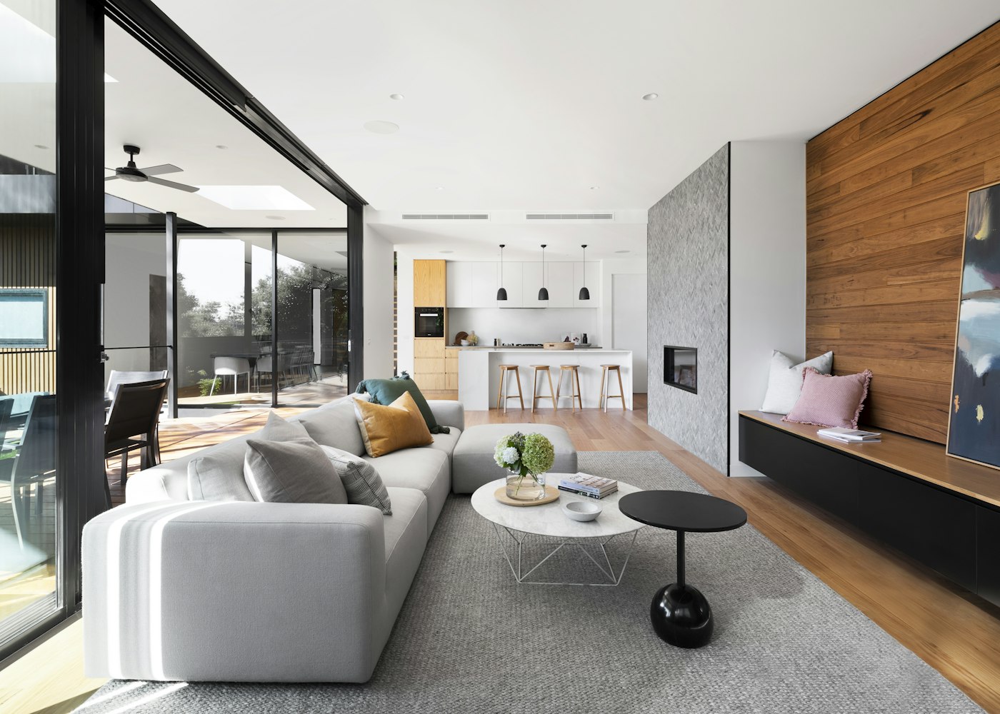 Interior Nogal: salón con carpintería de madera