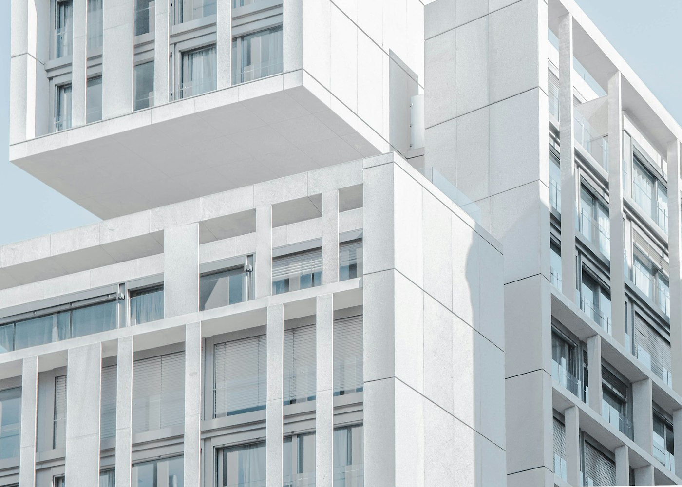 Bloque Ámbar: fachada blanca de líneas horizontales