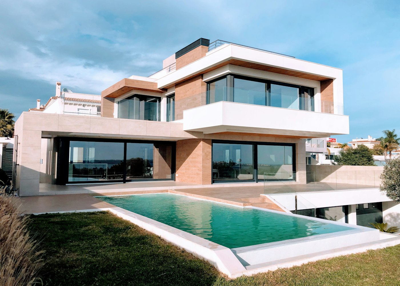 Casa Tramuntana: volúmenes escalonados con piscina