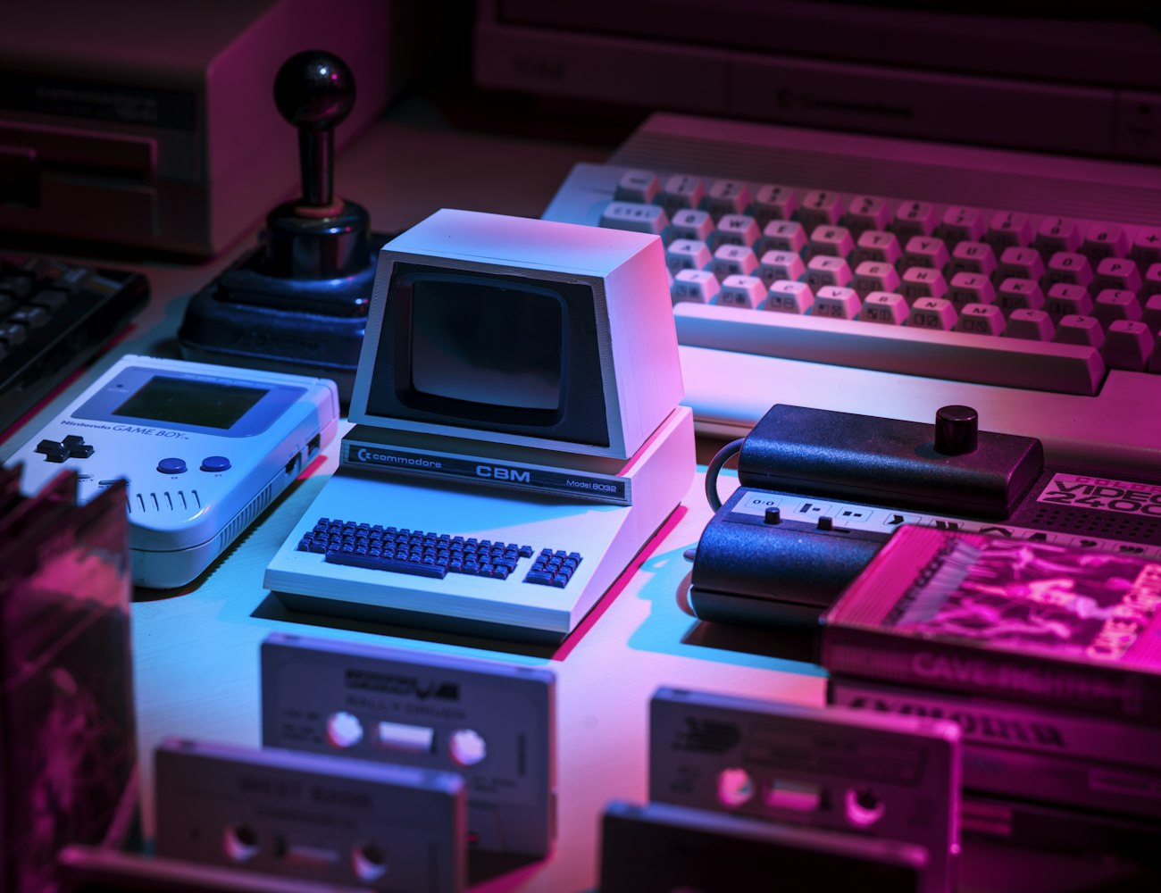 Bodegón de electrónica retro iluminado con neón